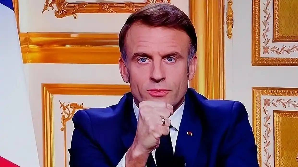 一刀捅向中国另一刀捅